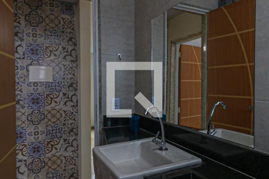 Banheiro de apartamento para alugar com 2 quartos, 50m² em Quintino Bocaiúva, Rio de Janeiro