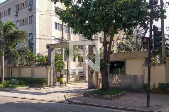 Fachada do Condomínio de apartamento para alugar com 2 quartos, 48m² em Parada de Lucas, Rio de Janeiro