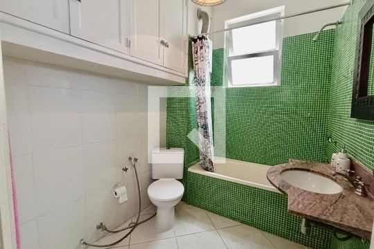 Banheiro social de apartamento à venda com 3 quartos, 100m² em Copacabana, Rio de Janeiro