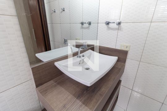 Banheiro da Suíte de casa para alugar com 2 quartos, 70m² em Vila Marte, São Paulo
