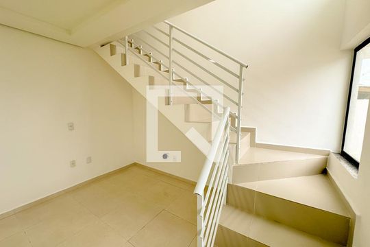 Sala de TV de casa para alugar com 2 quartos, 97m² em São João do Rio Vermelho, Florianópolis