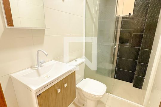 Banheiro 1 de casa para alugar com 2 quartos, 97m² em São João do Rio Vermelho, Florianópolis