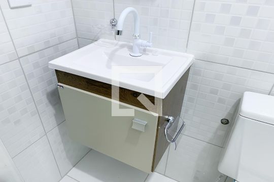 Banheiro de casa para alugar com 1 quarto, 26m² em Umuarama, Osasco