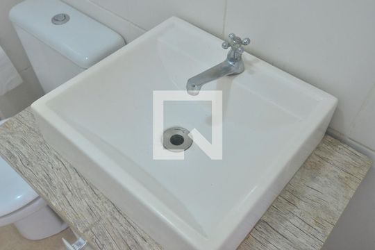 Banheiro de apartamento à venda com 2 quartos, 51m² em Mato Grande, Canoas