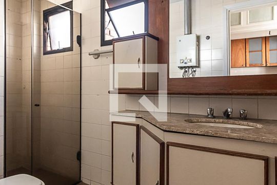 Banheiro de kitnet/studio para alugar com 1 quarto, 42m² em Indianópolis, São Paulo