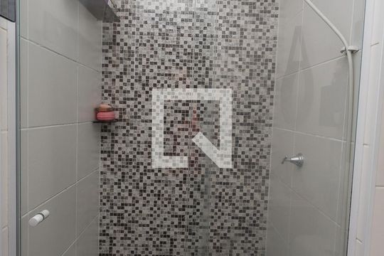 Banheiro de apartamento para alugar com 2 quartos, 47m² em Canhema, Diadema