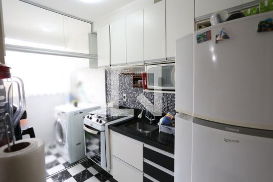 Cozinha de apartamento para alugar com 2 quartos, 47m² em Jardim Santa Teresinha, São Paulo