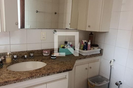 Banheiro de apartamento à venda com 4 quartos, 156m² em Vila Suzana, São Paulo