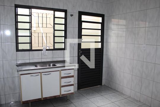 Cozinha de casa para alugar com 1 quarto, 68m² em Vila Carbone, São Paulo
