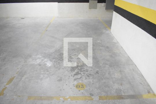 Garagem de kitnet/studio para alugar com 1 quarto, 28m² em Bacacheri, Curitiba