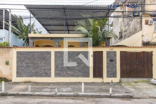 Fachada de casa à venda com 2 quartos, 112m² em Olaria, Rio de Janeiro