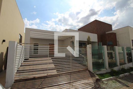 Fachada de casa de condomínio para alugar com 3 quartos, 130m² em Colônia Agrícola Samambaia, Brasília