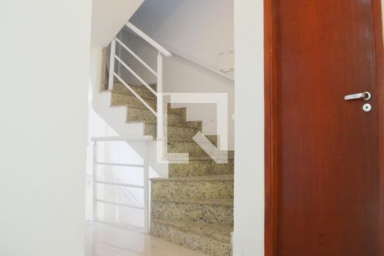 Escada de casa de condomínio para alugar com 3 quartos, 114m² em Esplanada dos Barreiros, São Vicente