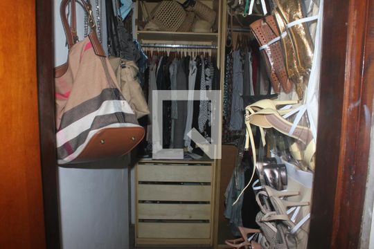 Closet da suíte 1 de casa à venda com 6 quartos, 200m² em Jardim Nosso Lar, São Paulo
