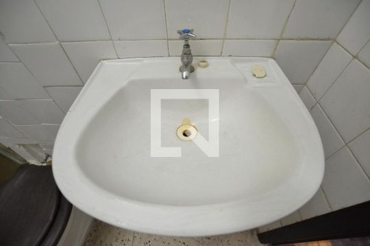Banheiro de kitnet/studio para alugar com 1 quarto, 36m² em Centro Histórico, Porto Alegre