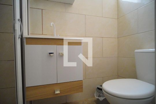 Banheiro de kitnet/studio para alugar com 1 quarto, 28m² em Protásio Alves, Porto Alegre