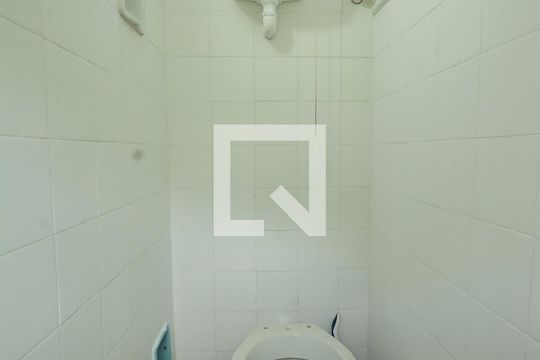 Banheiro de kitnet/studio para alugar com 1 quarto, 15m² em Botafogo, Rio de Janeiro