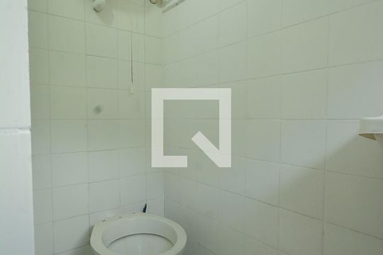 Banheiro de kitnet/studio para alugar com 1 quarto, 15m² em Botafogo, Rio de Janeiro