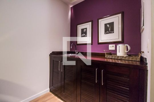 Cozinha de apartamento para alugar com 1 quarto, 40m² em Alphaville Industrial, Barueri