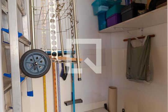 Banheiro de Serviço de apartamento à venda com 3 quartos, 110m² em Centro, Campinas