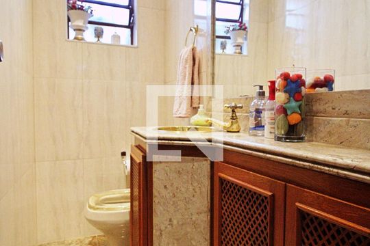 Lavabo de casa para alugar com 3 quartos, 143m² em Vila Morse, São Paulo