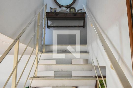 Escada de casa para alugar com 3 quartos, 170m² em Vila Cordeiro, São Paulo