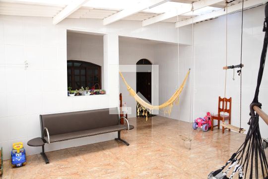 Quintal de casa para alugar com 3 quartos, 160m² em Vila Santo Antonio do Portao, Cotia