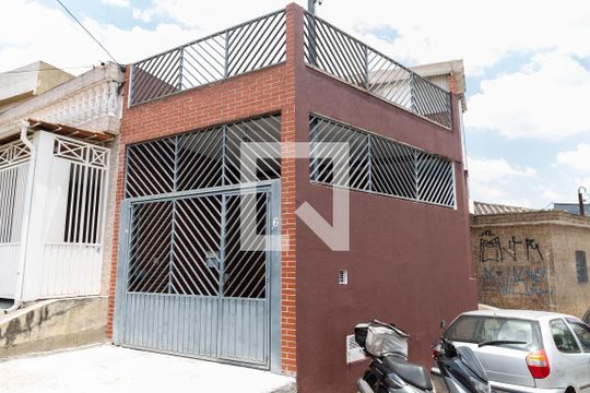 Fachada de casa à venda com 5 quartos, 225m² em Vila Conde do Pinhal, São Paulo