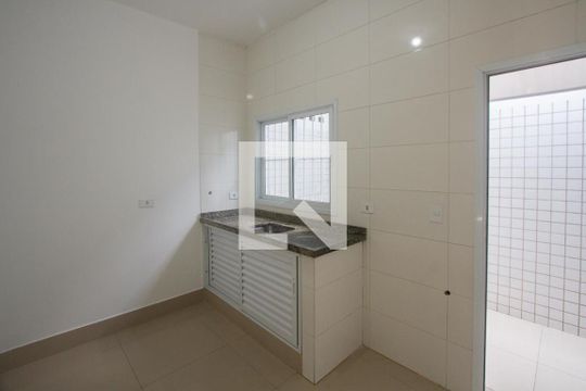 Cozinha de casa de condomínio para alugar com 2 quartos, 40m² em Parque Maria Helena, São Paulo