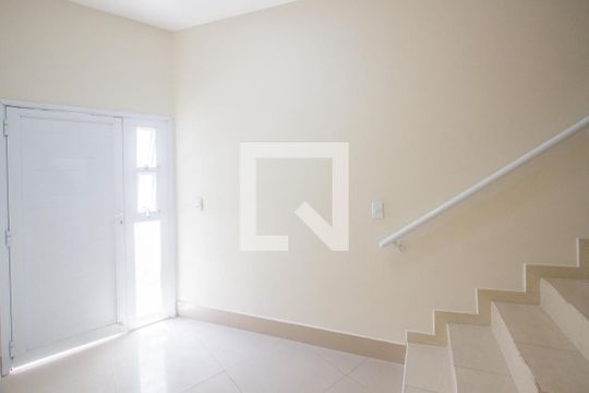 Sala de casa de condomínio para alugar com 2 quartos, 40m² em Parque Maria Helena, São Paulo
