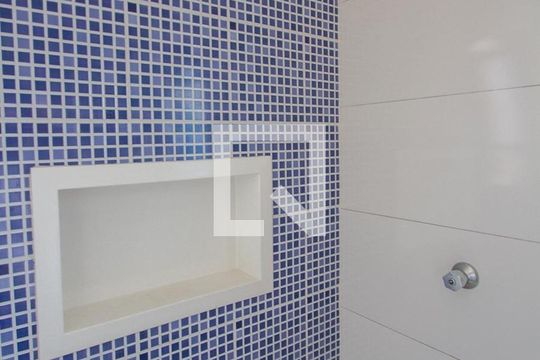 Banheiro de casa de condomínio para alugar com 2 quartos, 40m² em Parque Maria Helena, São Paulo