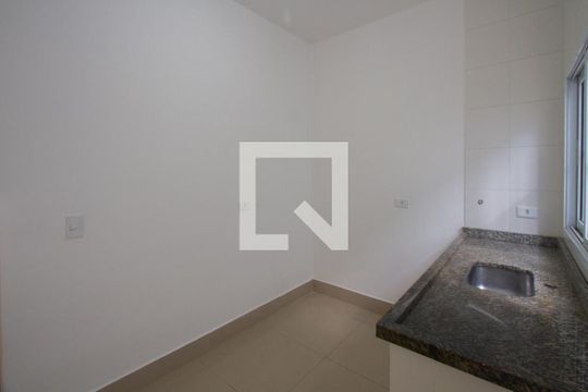 Cozinha de casa de condomínio para alugar com 2 quartos, 40m² em Parque Maria Helena, São Paulo