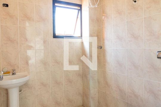 Banheiro da suíte de apartamento para alugar com 2 quartos, 70m² em Aviação, Praia Grande