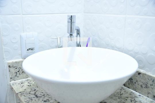 Banheiro de apartamento para alugar com 2 quartos, 57m² em Granja Clotilde, Cotia