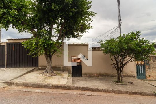 Vista da Rua de casa à venda com 4 quartos, 360m² em Goiânia, Belo Horizonte