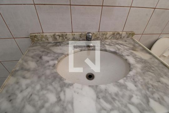 Pia banheiro comum de casa à venda com 8 quartos, 200m² em Vila Inglesa, São Paulo