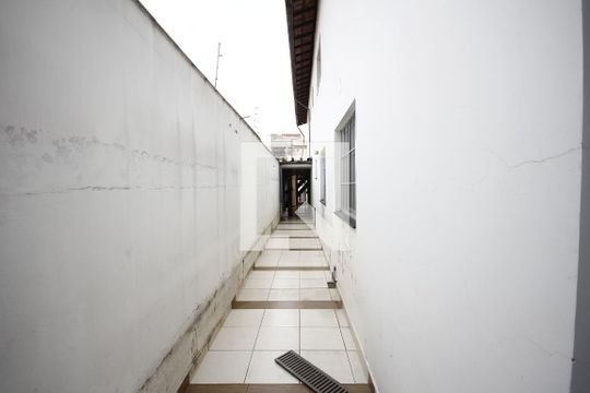 Quintal Corredor de casa à venda com 4 quartos, 220m² em Vila Firmiano Pinto, São Paulo