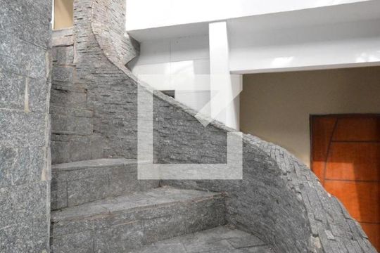 Escada de apartamento para alugar com 1 quarto, 65m² em Penha, Rio de Janeiro
