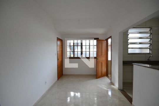 Sala de apartamento para alugar com 1 quarto, 65m² em Penha, Rio de Janeiro