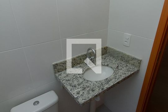 Banheiro de apartamento à venda com 2 quartos, 46m² em Rubem Berta, Porto Alegre