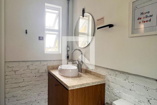 Banheiro de kitnet/studio para alugar com 1 quarto, 29m² em Centro Histórico, Porto Alegre