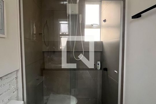 Banheiro de kitnet/studio para alugar com 1 quarto, 29m² em Centro Histórico, Porto Alegre