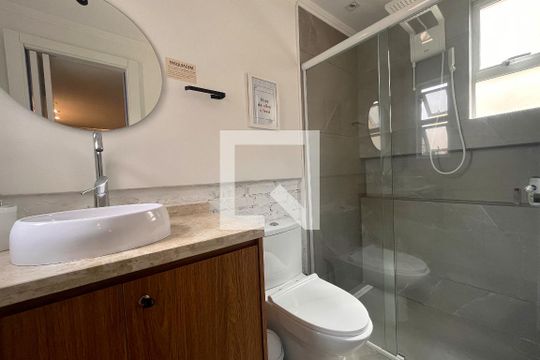 Banheiro de kitnet/studio para alugar com 1 quarto, 29m² em Centro Histórico, Porto Alegre