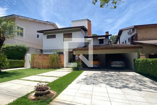 Fachada de casa de condomínio à venda com 3 quartos, 340m² em Alphaville, Santana de Parnaíba