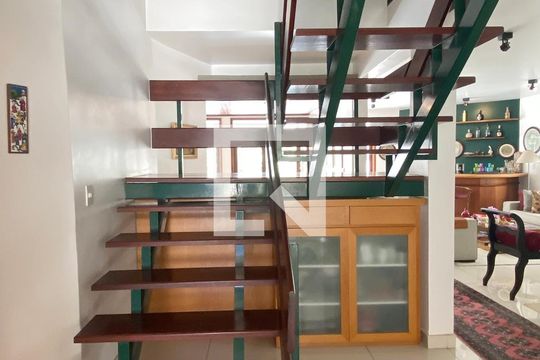 Escada de casa de condomínio à venda com 3 quartos, 340m² em Alphaville, Santana de Parnaíba