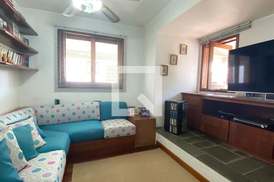 Sala de TV de casa de condomínio à venda com 3 quartos, 340m² em Alphaville, Santana de Parnaíba