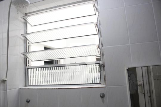 Banheiro de kitnet/studio para alugar com 1 quarto, 34m² em Centro, São Vicente