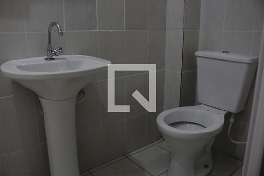 Banheiro de kitnet/studio para alugar com 1 quarto, 34m² em Centro, São Vicente
