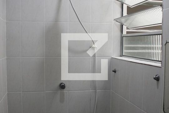 Banheiro de kitnet/studio para alugar com 1 quarto, 34m² em Centro, São Vicente