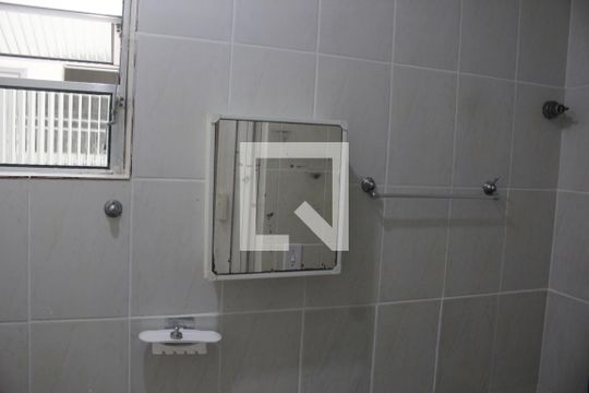 Banheiro de kitnet/studio para alugar com 1 quarto, 34m² em Centro, São Vicente